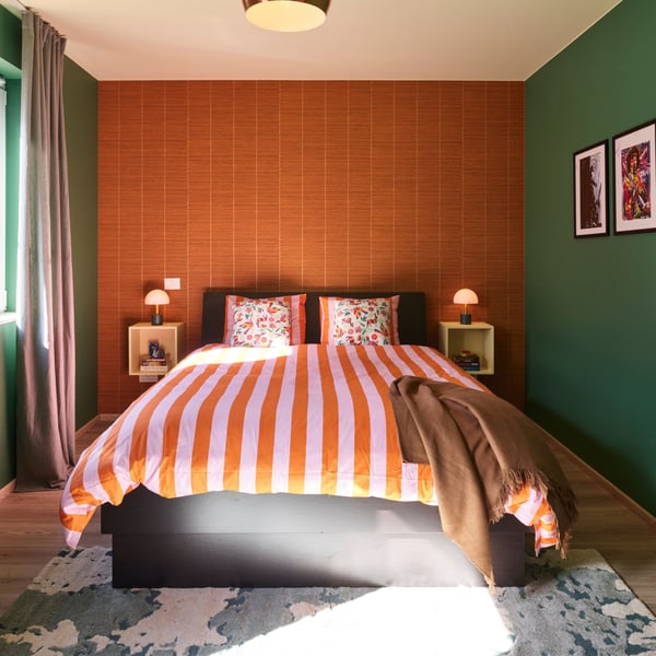 Een oranje/roze/gestreept SLÅNHÖSTMAL dekbedovertrek en 2 kussenslopen