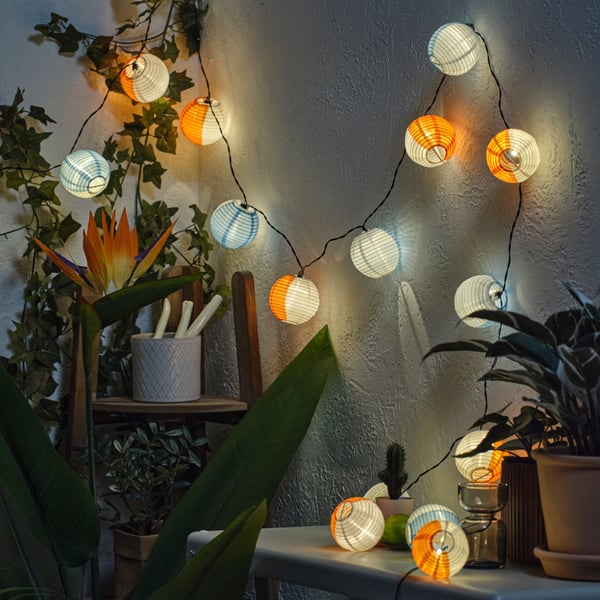 Eine solarbetriebene, mehrfarbige SOLVINDEN LED-Lichterkette für den Aussenbereich mit 24 Lichtern
