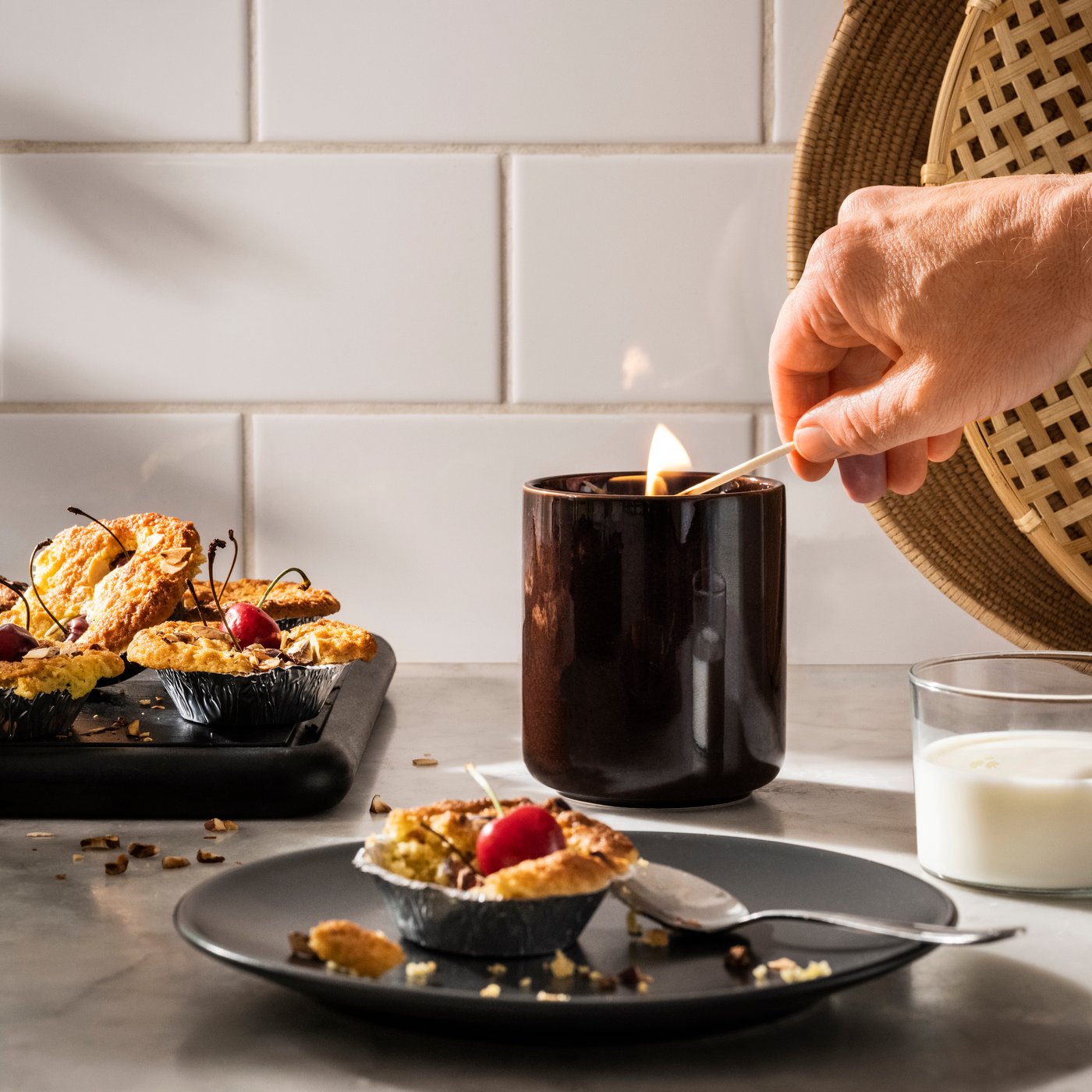 Man steekt een kaars aan op het aanrecht.







