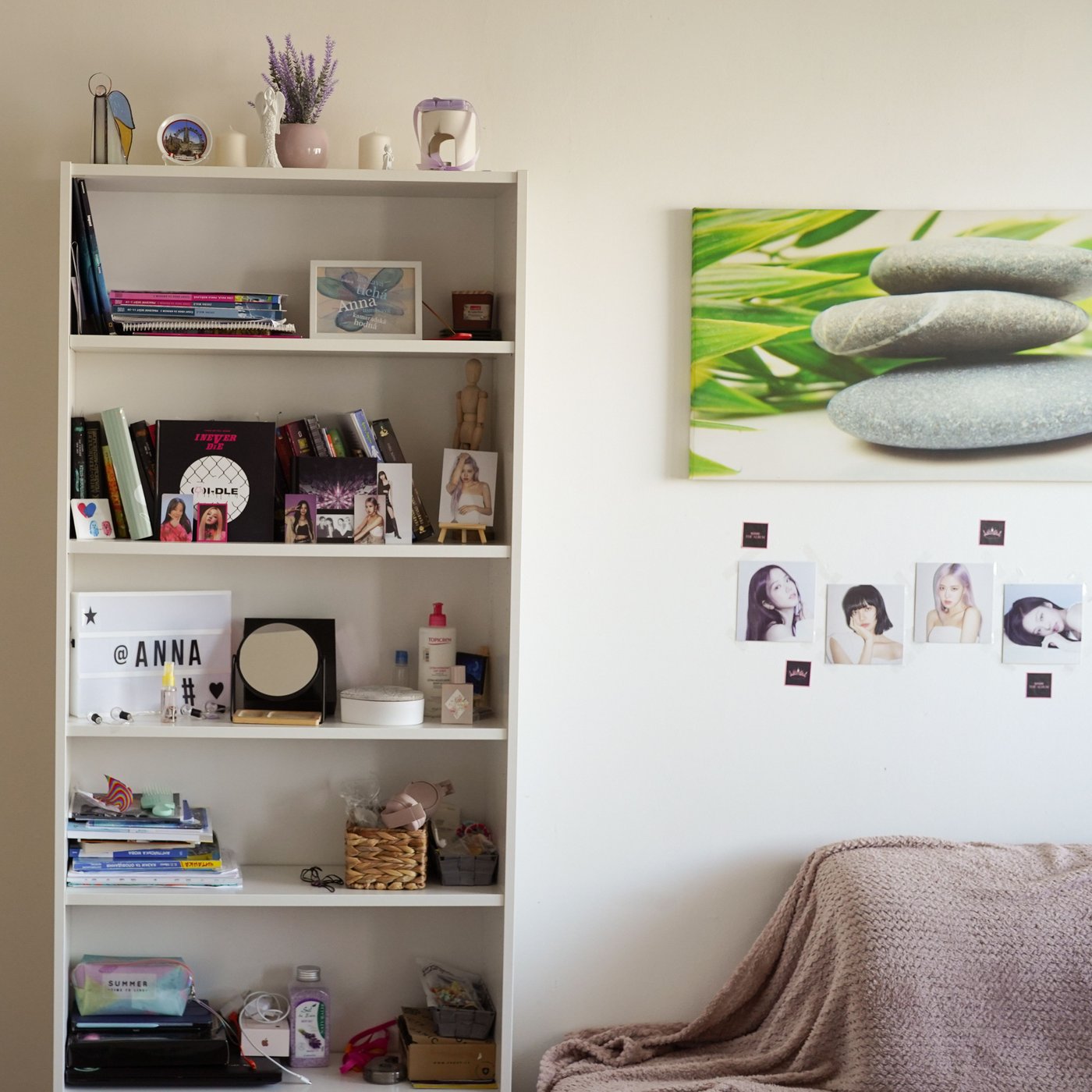 Es ist ein Regal zu sehen, das mit Büchern und verschiedenen Gegenständen gefüllt ist.