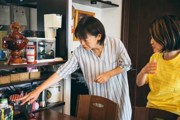 テーブルの上を手で示す相談者