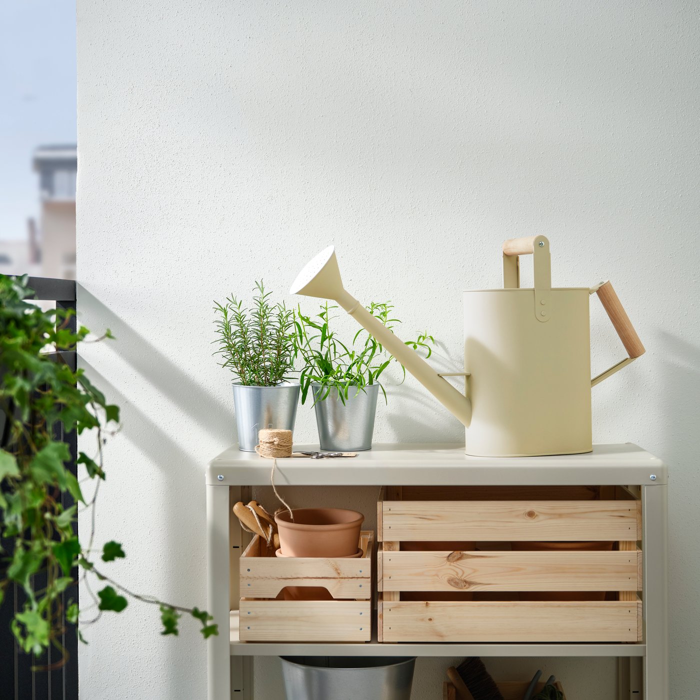 Un arrosoir SALLADSKÅL d’intérieur/extérieur beige.