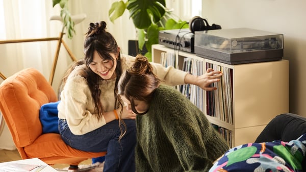 楽しそうに談笑する人々。