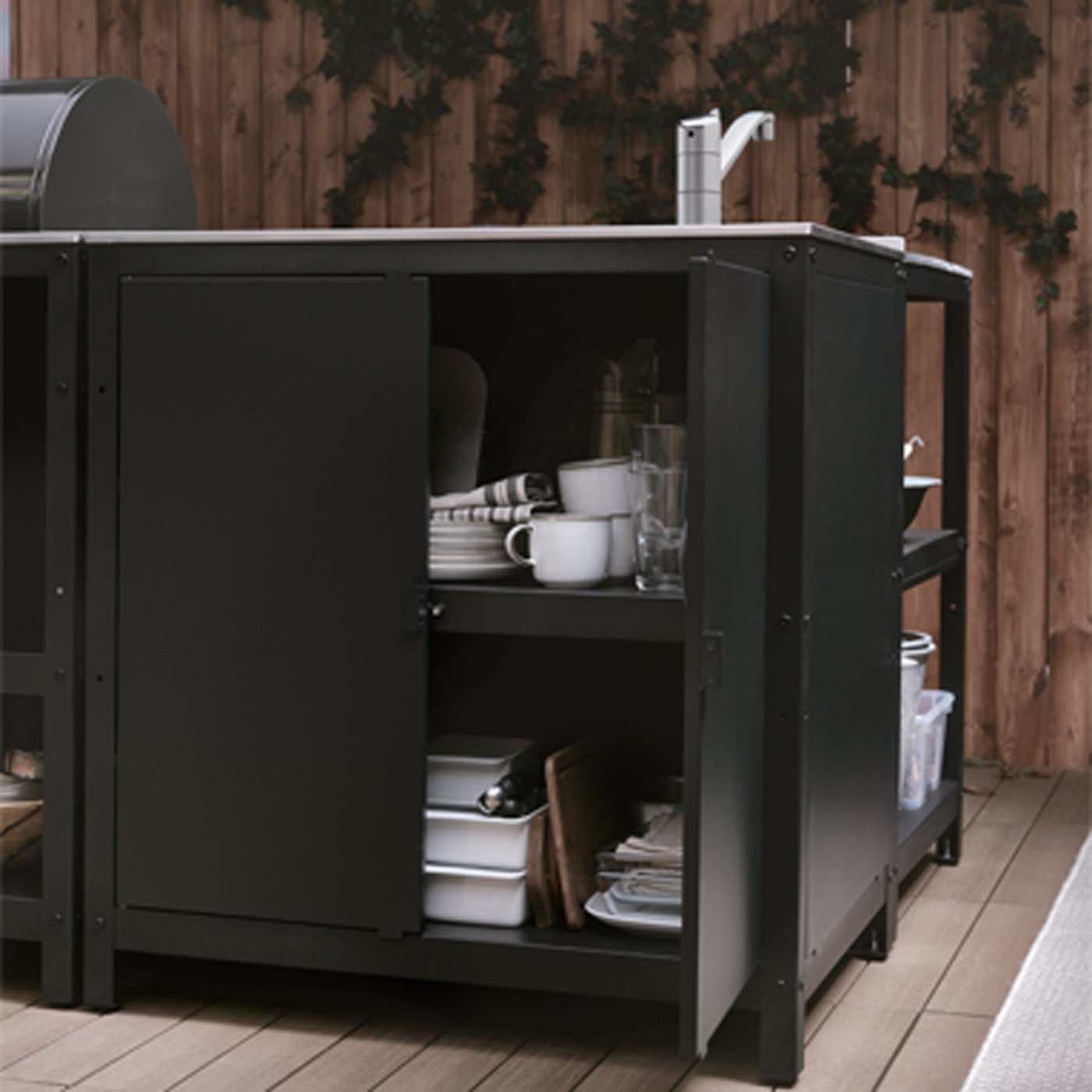 Utekjøkken som står på tredekke. 