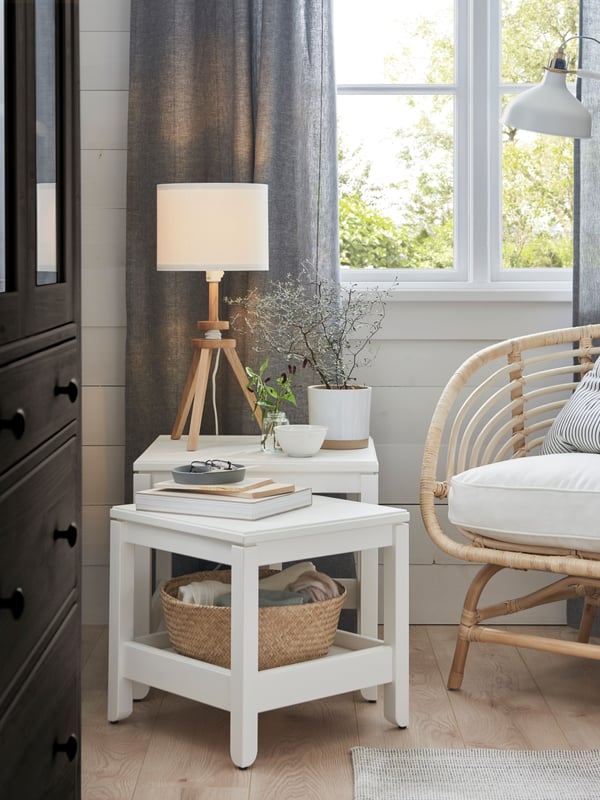 A seagrass FLÅDIS basket in the living room