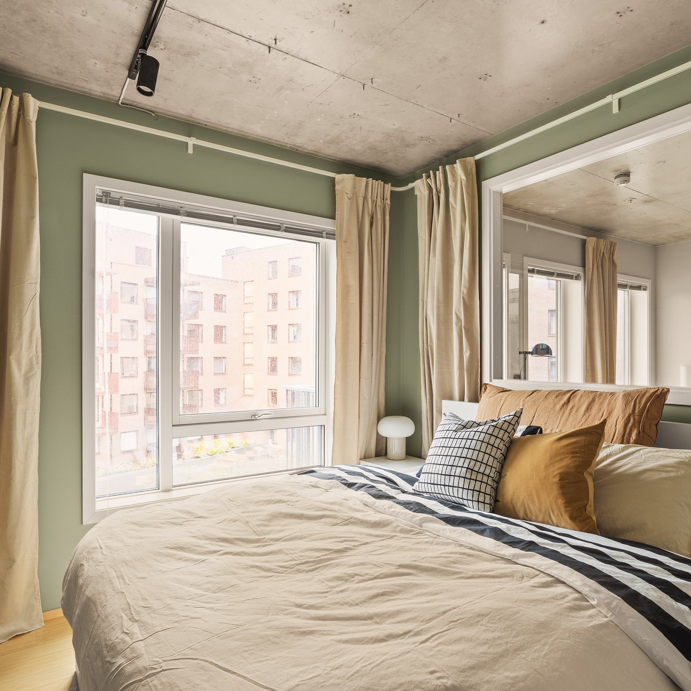 Et soverom med en vegg, men med vinduer for å få kontinuerlig lys. 