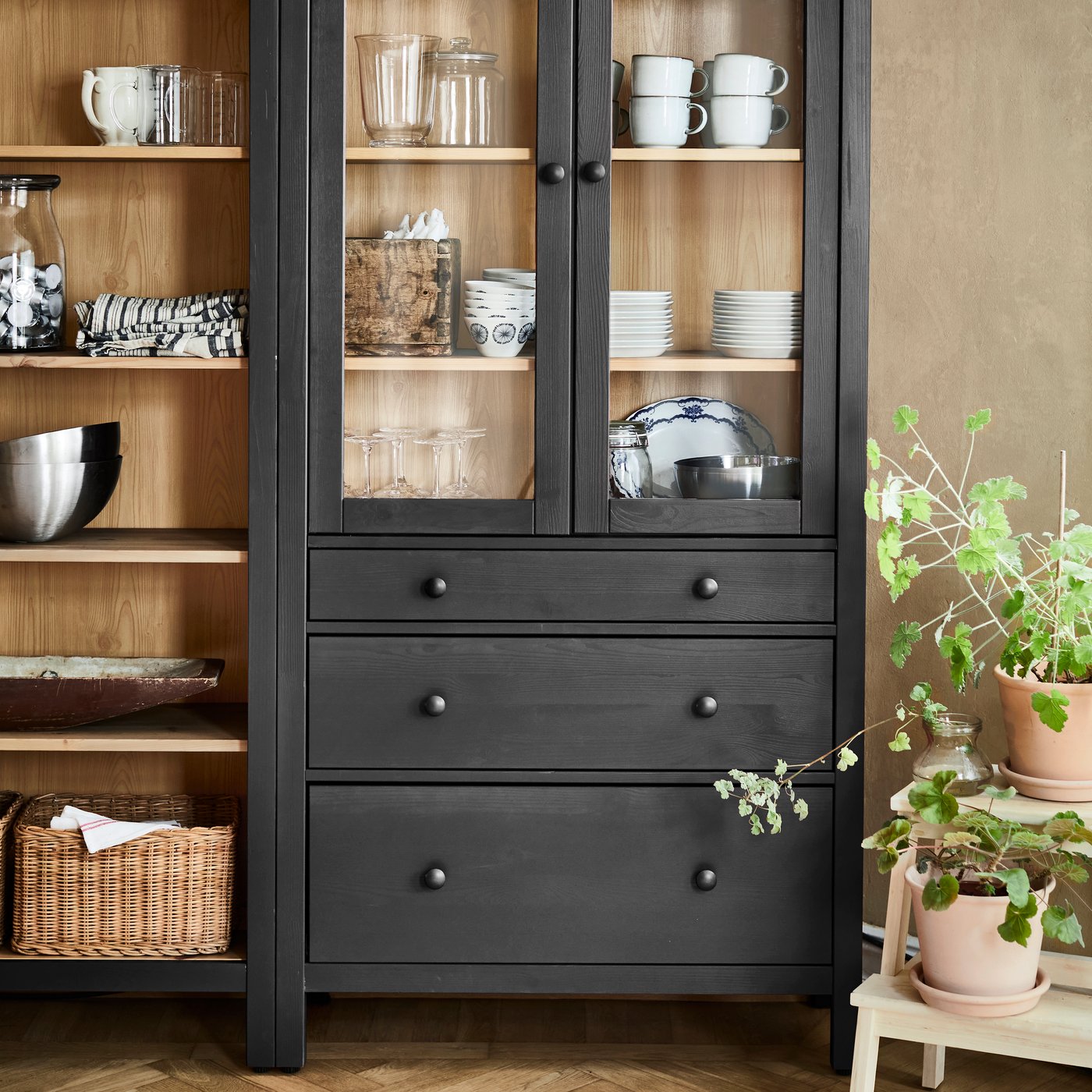 Närkbrunt HEMNES vitrinskåp.