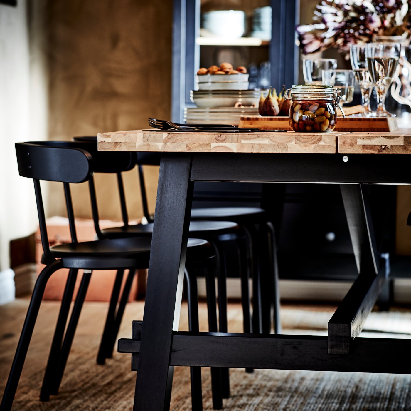 An acacia/black SKOGSTA dining table in the dining room