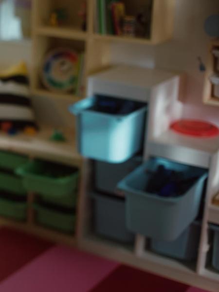 En familj städar undan stök på ett lekfullt sätt.