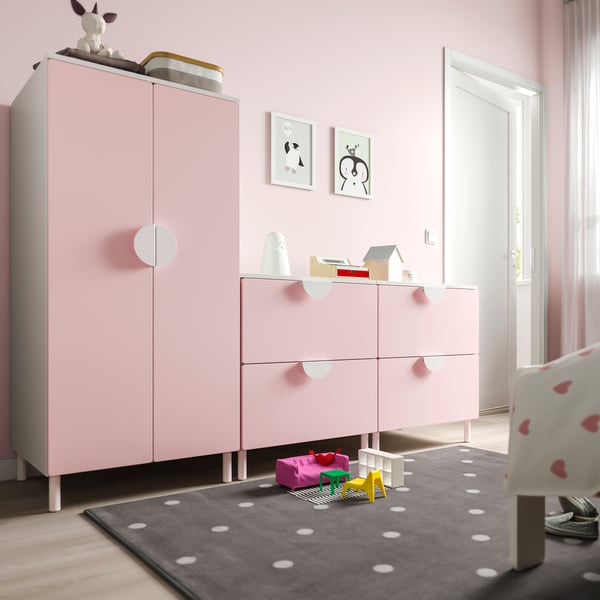 SMÅSTAD study table combination in children's room with pullout drawers, FLISAT storage racks for books and VIMUND childrens chair. 