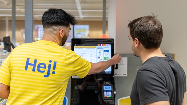 Un collaborateur qui aide un client