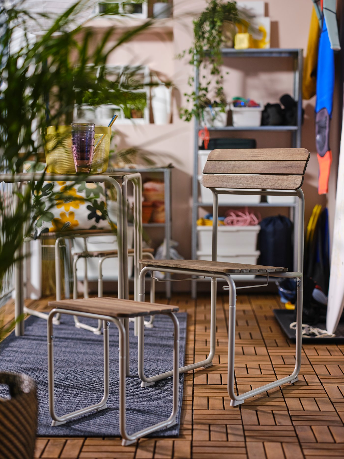 A brown/outdoor FURUÖN dining table w 2 chairs+2 footstl outside