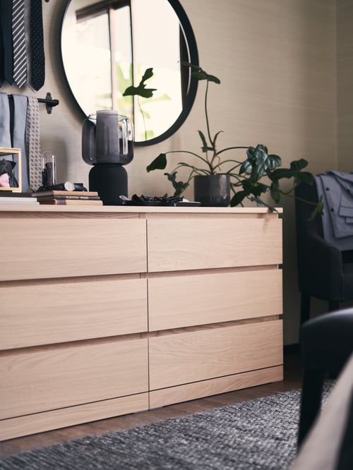Dormitor cu comodă clasică din furnir tradițional de stejar, cu 6 sertare cu funcționare lină și finisaje personalizabile, cu decorațiuni.