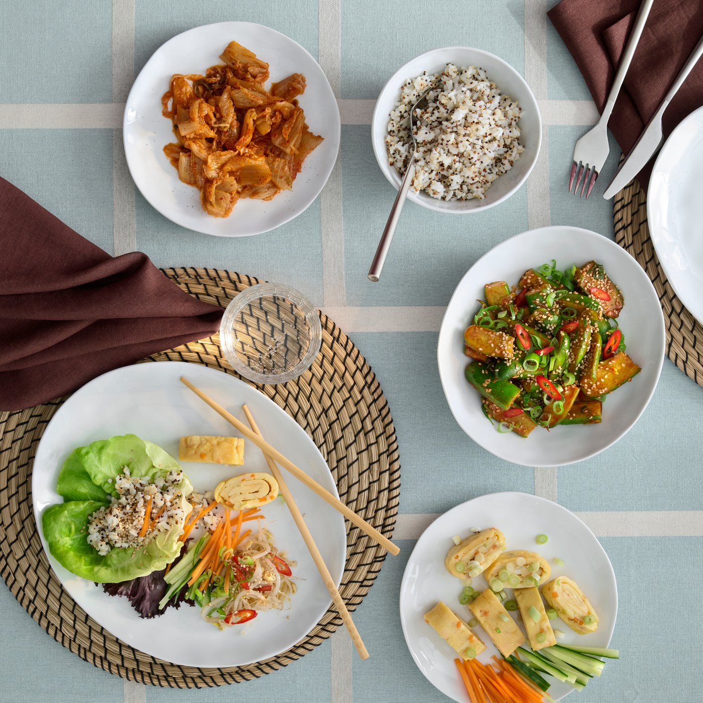 上から見たダイニングテーブル。FORELLTETRA/フォレルテトラ シリーズの食器に、いろいろな料理が盛りつけられている。