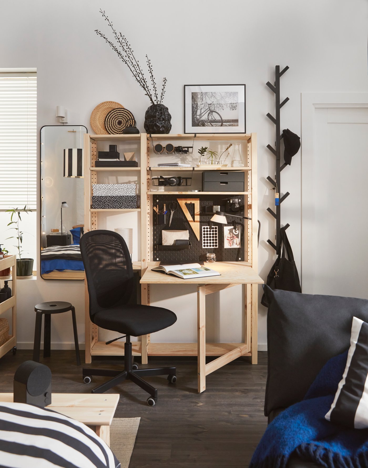 A white VECKLARFLY Venetian blind in the home office