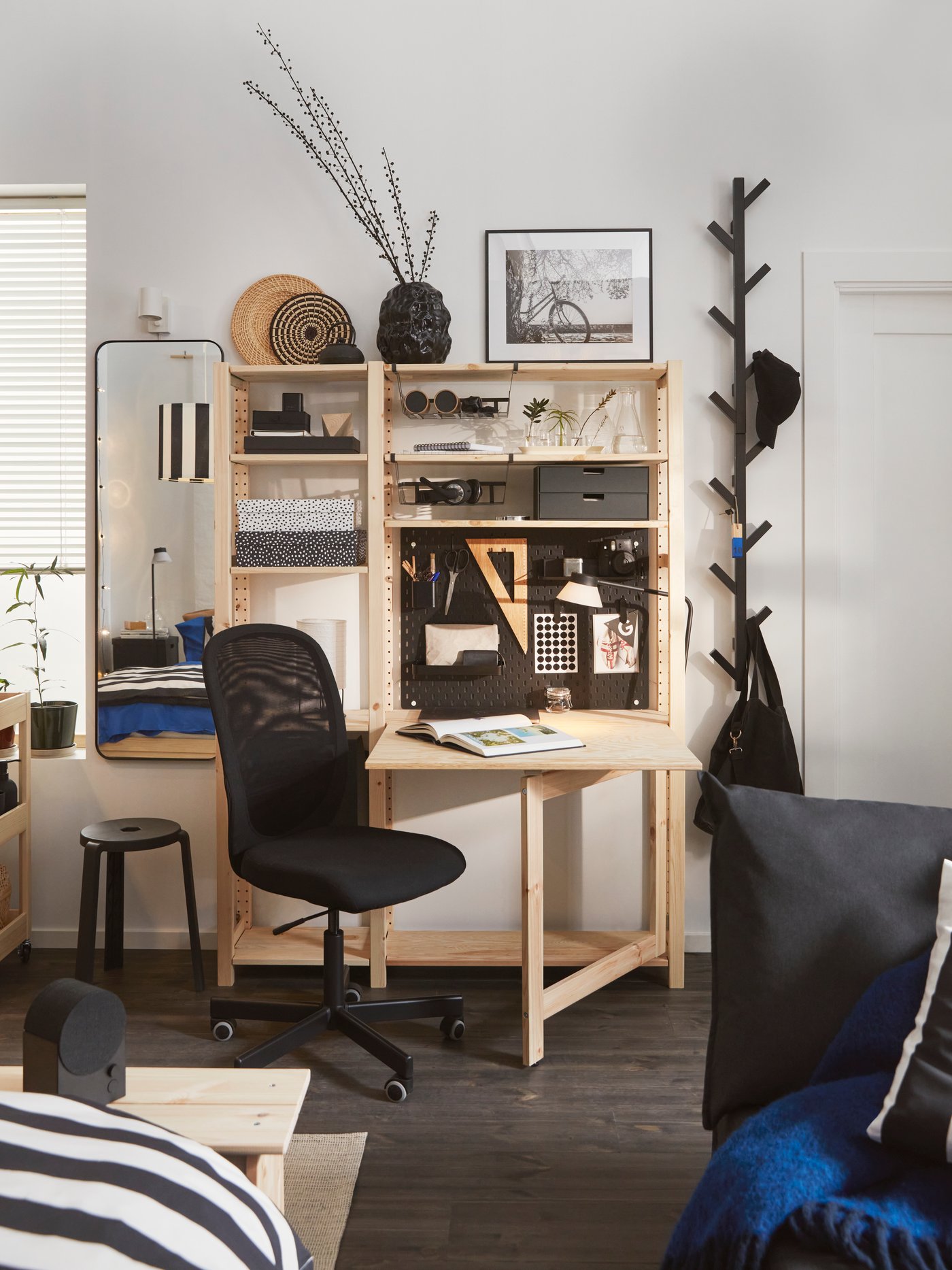 A white VECKLARFLY Venetian blind in the home office