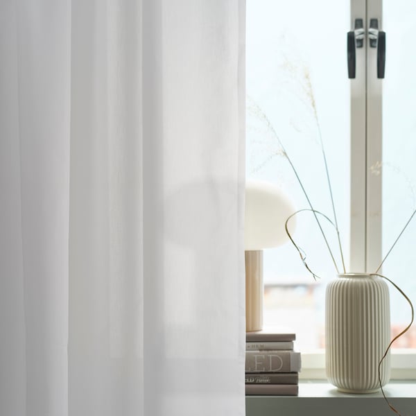 Eine beige/opalweiße DEJSA-Tischlampe aus Glas