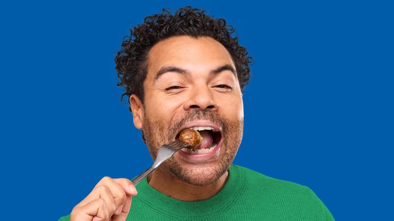 Personne qui mange une boulette