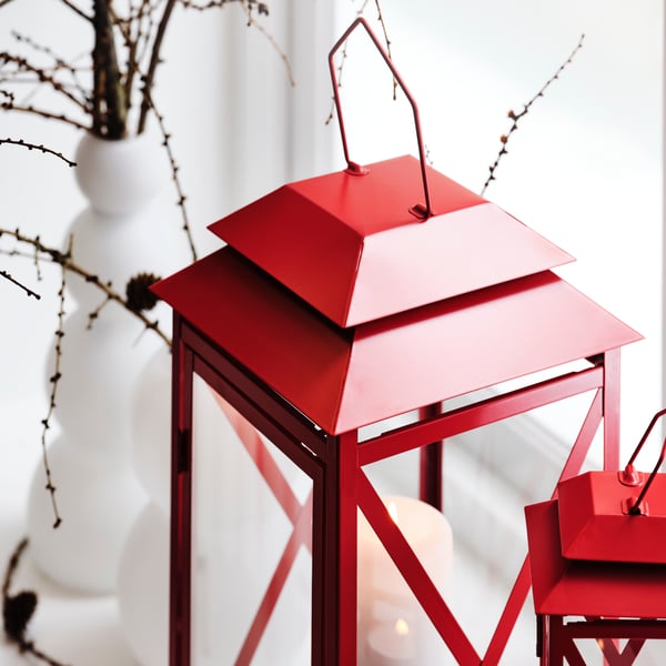 A flickering flame in a lantern creates a magical vibe when darkness falls. This timeless one is perfect for Christmas – both indoors and outdoors – and comes in two sizes, for tealights or pillar candles.