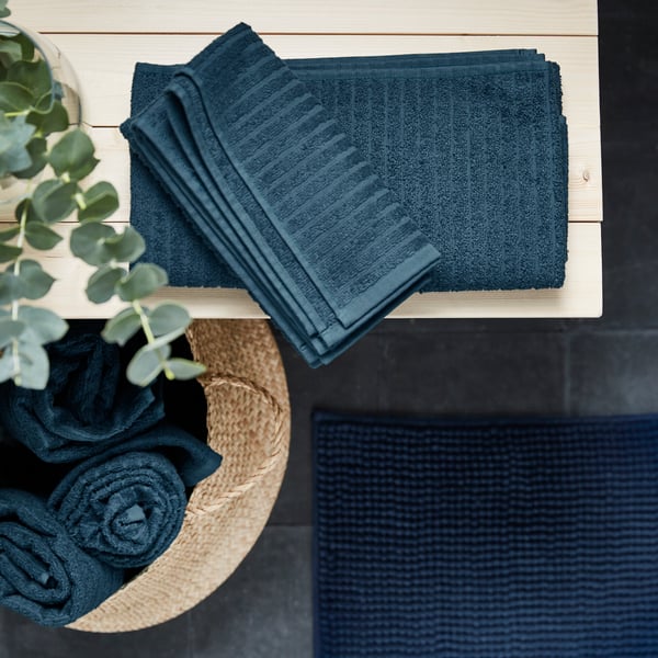 A dark blue VÅGSJÖN bath towel