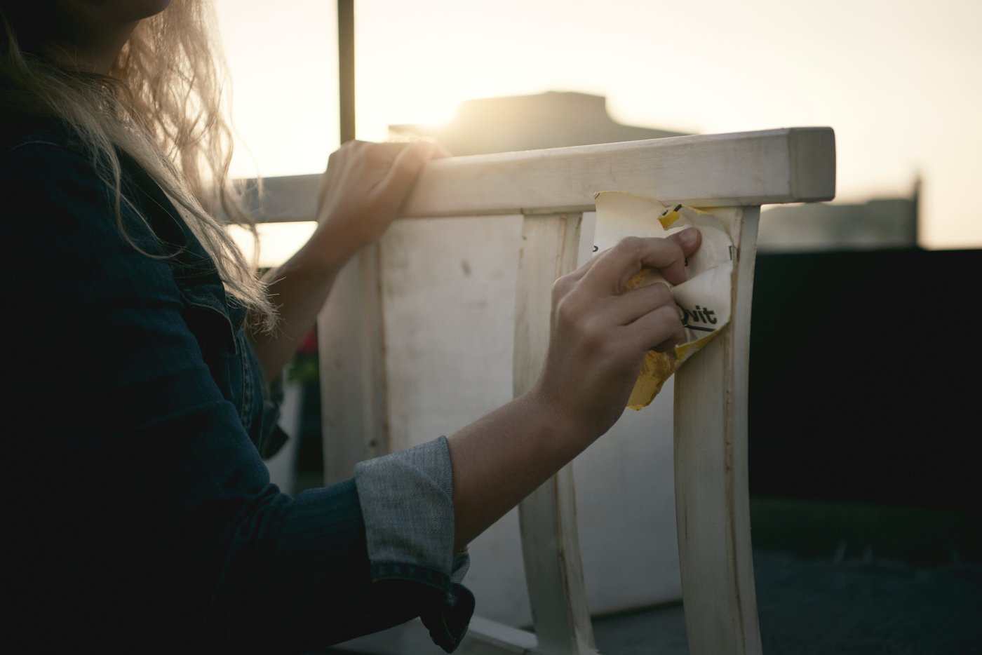 En person putsar en stol.