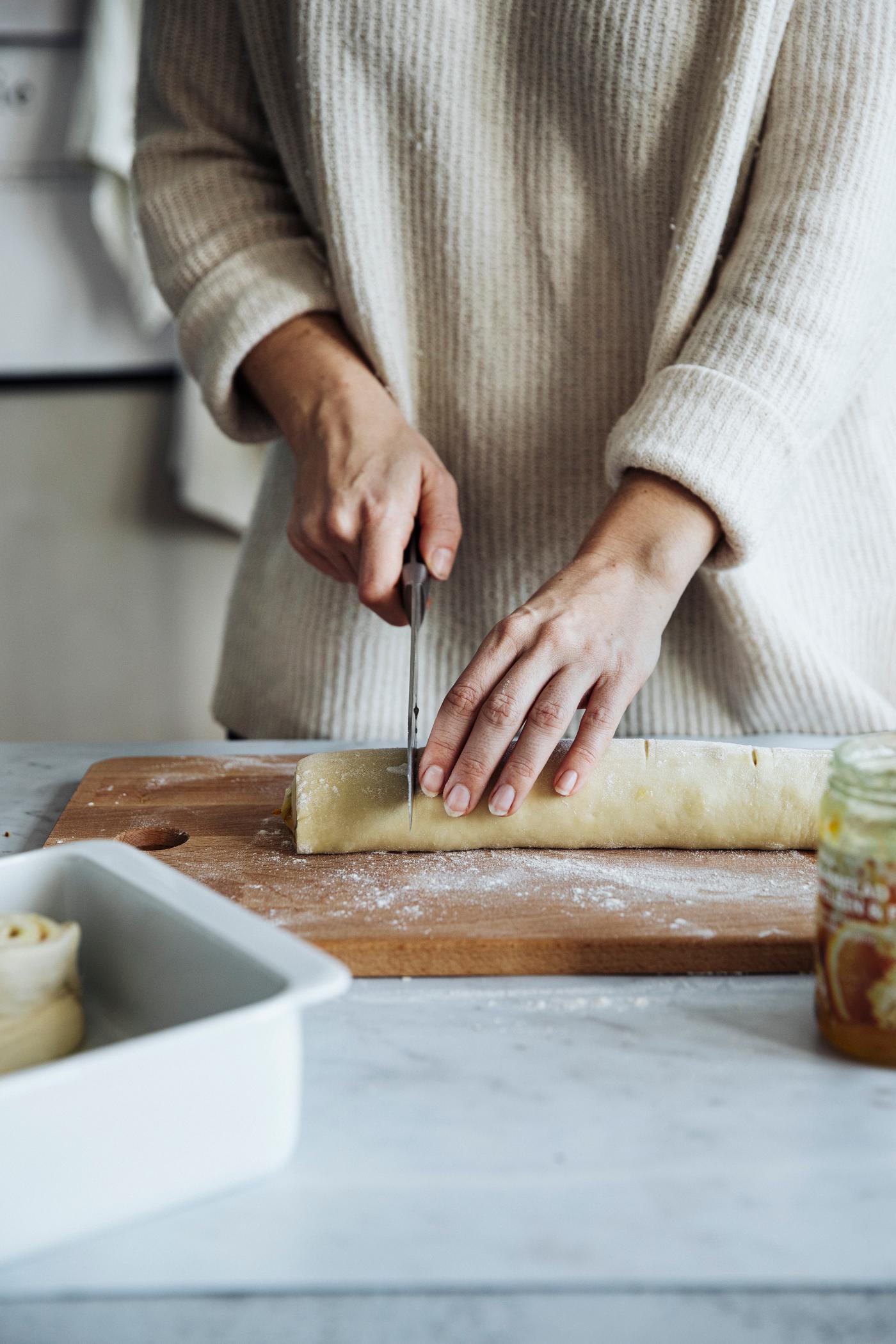 Con un coltello affilato tagliare il rotolo in 8 pezzi della stessa larghezza