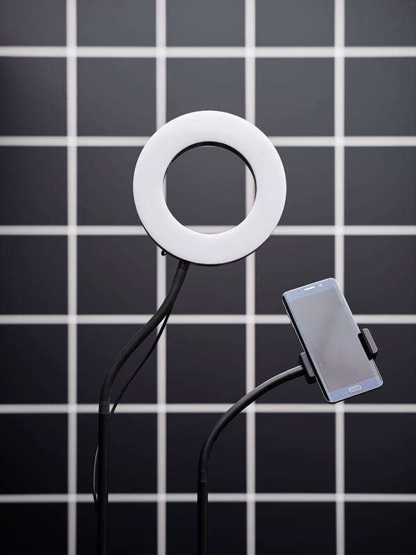 A LÅNESPELARE ring light with phone holder against a black and white grid.