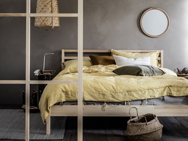 A seagrass FLÅDIS basket in the bedroom