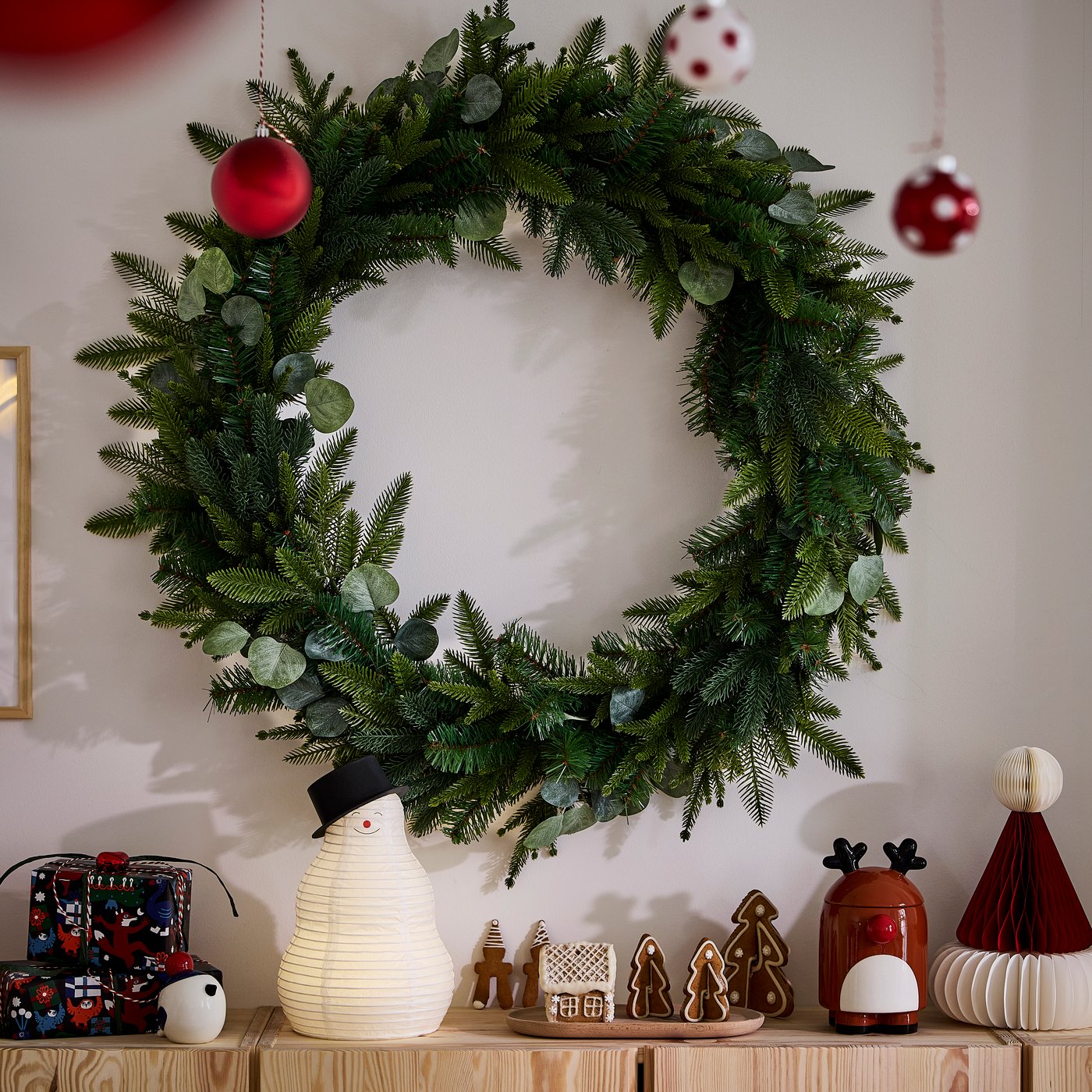An in/outdoor/Christmas tree green VINTERFINT artificial wreth plant.