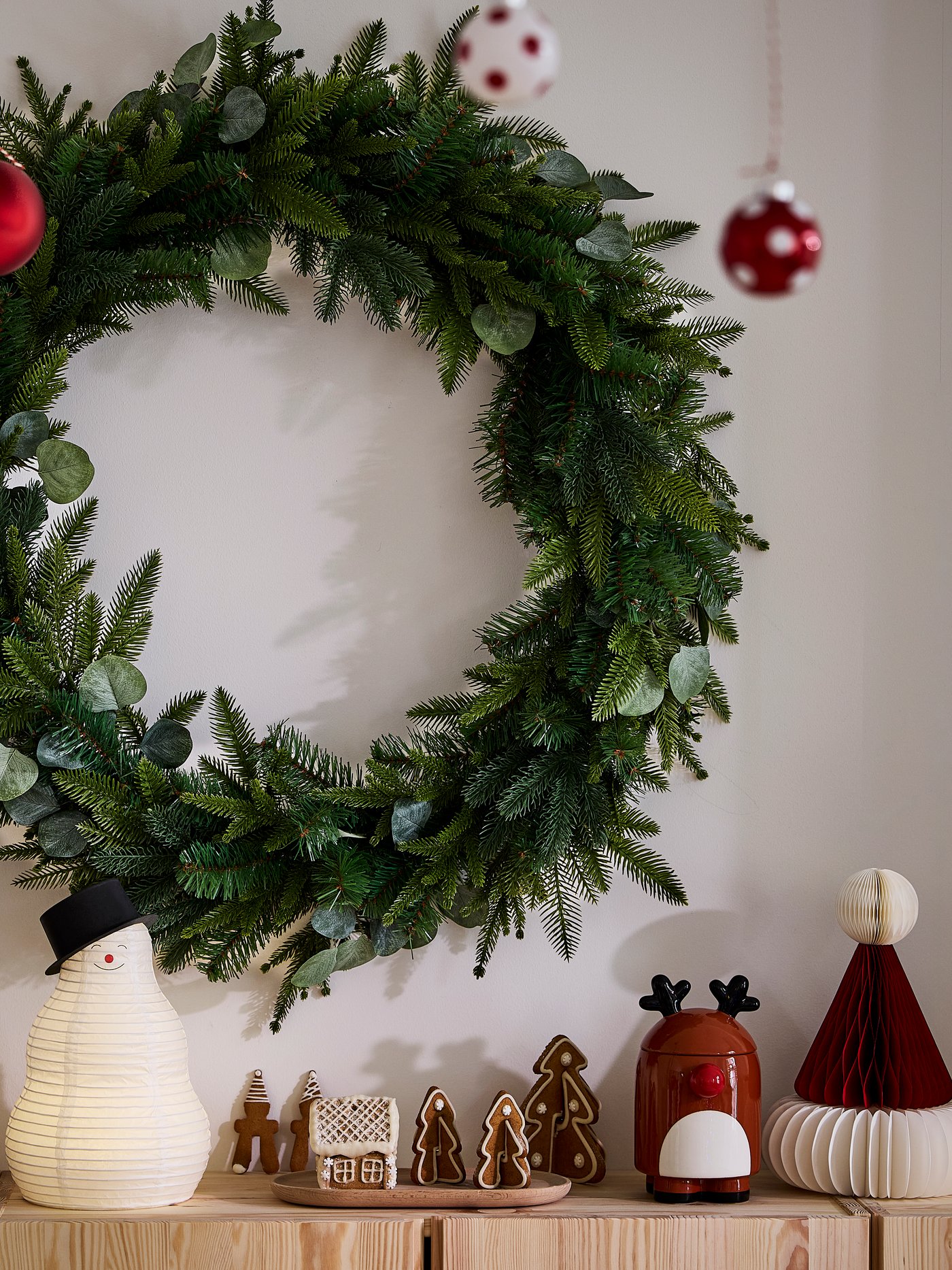 Grön julkrans som väggdekoration.