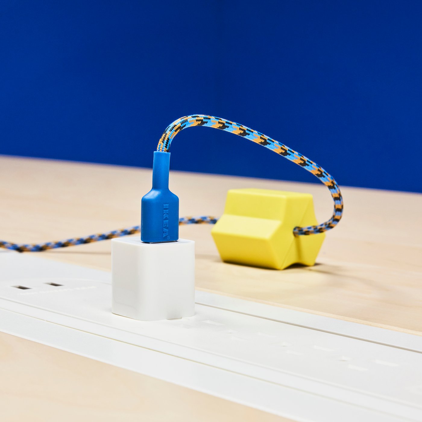 Niebiesko-pomarańczowe gniazdo LILLHULT USB-A na USB-C w domowym biurze