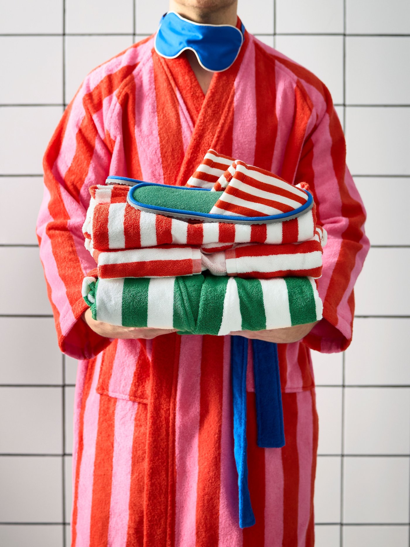 A red/white/striped SKOGSSALLAT bath poncho with hood in the bathroom