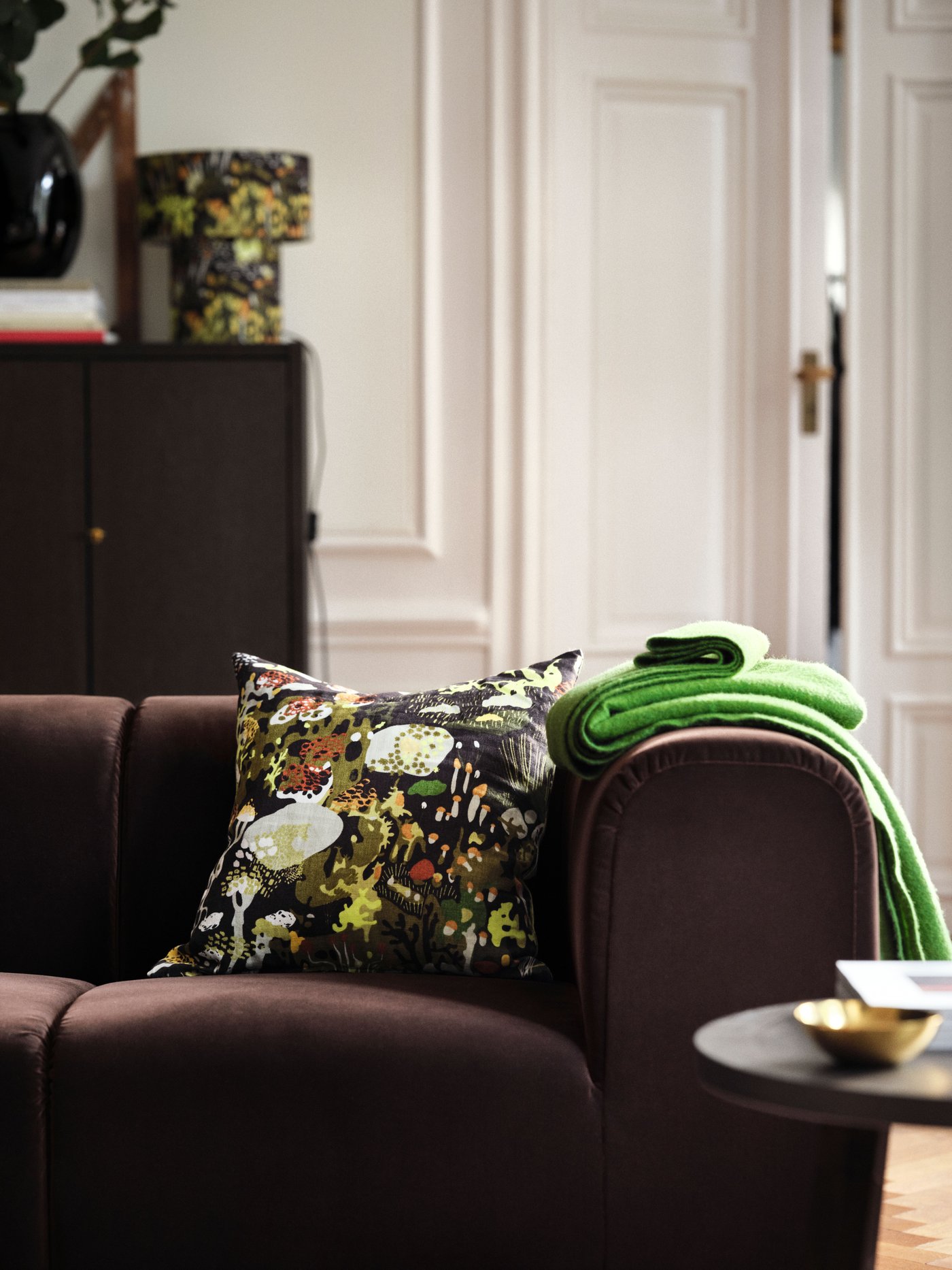 A brass-colour STOCKHOLM 2025 bowl and dish in the living room