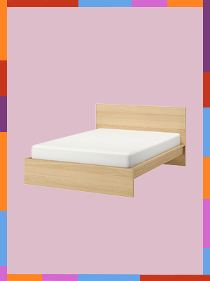Lit et cadre de lit MALM détouré sur fond rose avec bordure de couleurs rouge, bleu, violet et orange.