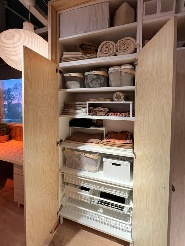 a PLATSA/KALBADEN wardrobe with lots of storage space in baskets, shelf dividers, boxes and baskets.