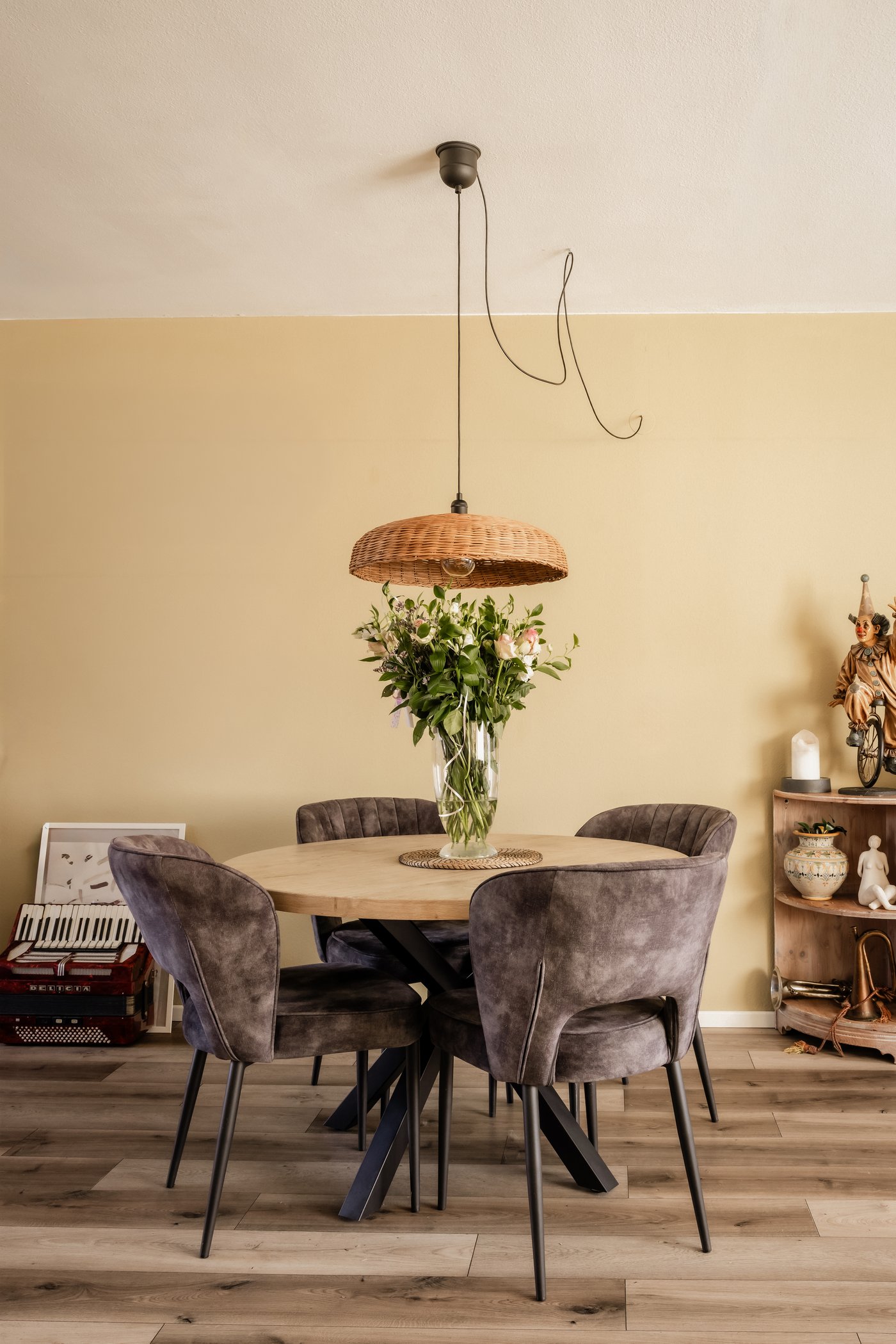 Woonkamer met ronde eettafel en vier stoelen. Boven de tafel hangt een NARRKOLV lamp.