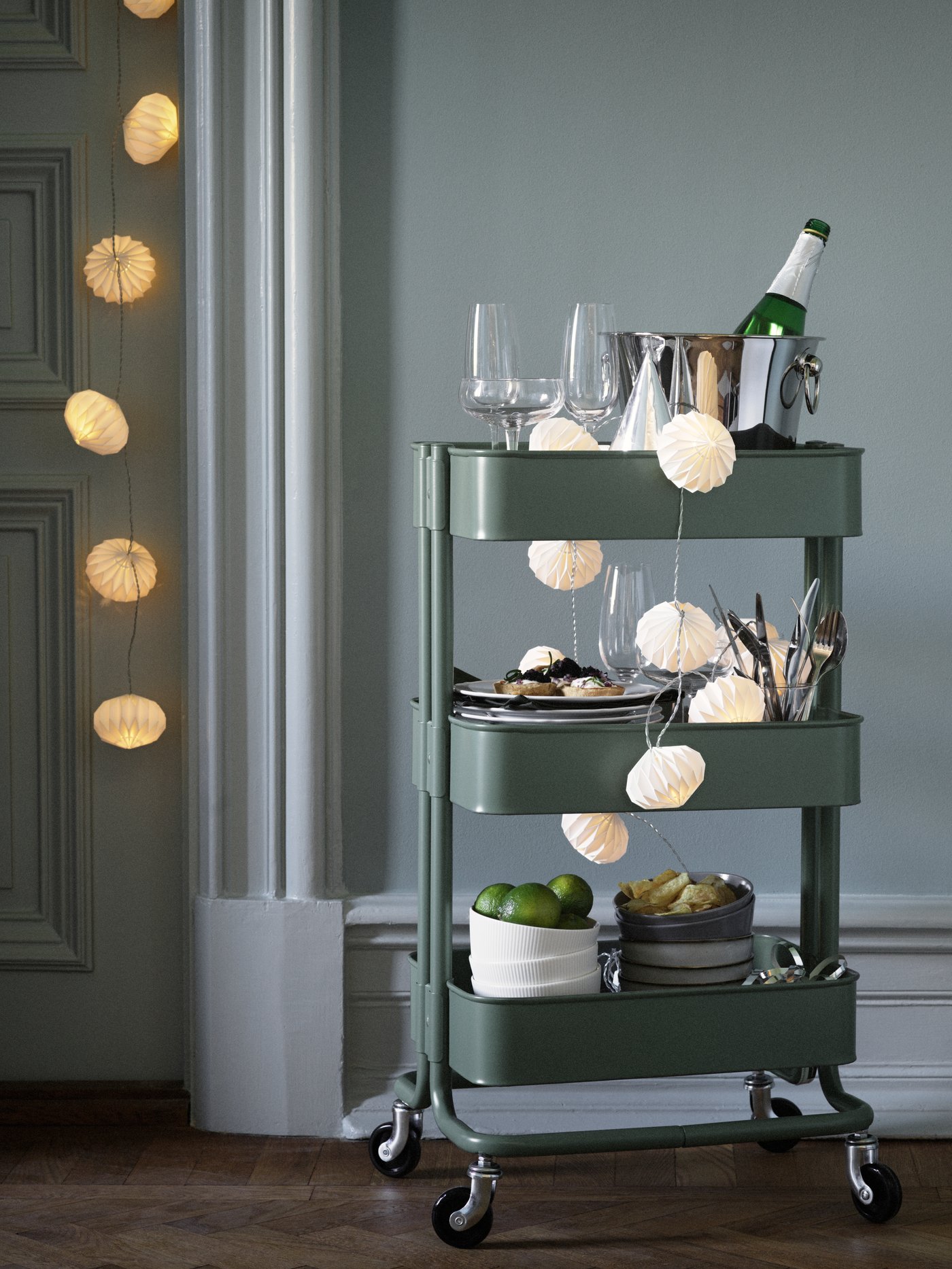 Ein grau-grüner RÅSKOG Servierwagen im Esszimmer.