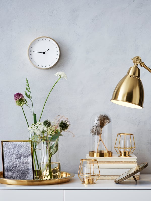 BAROMETER Tischlampe in gold mit anderen goldenen Dekoelementen