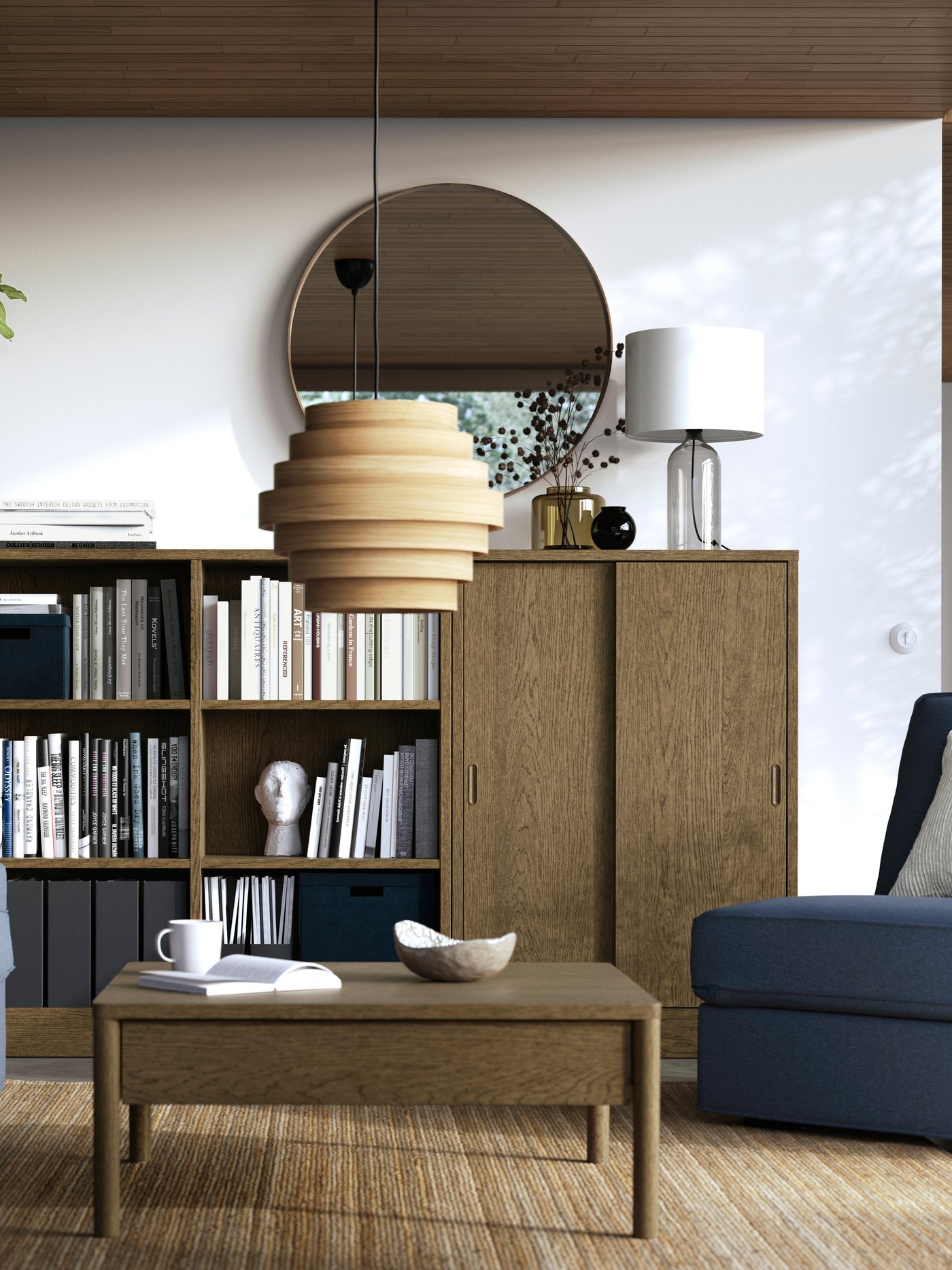 Vardagsrum med brunt TONSTAD skåp och hylla vid vägg och frå soffa i förgrunden.