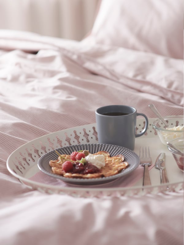 En morsdag frukost serverad i sängen på en bricka.