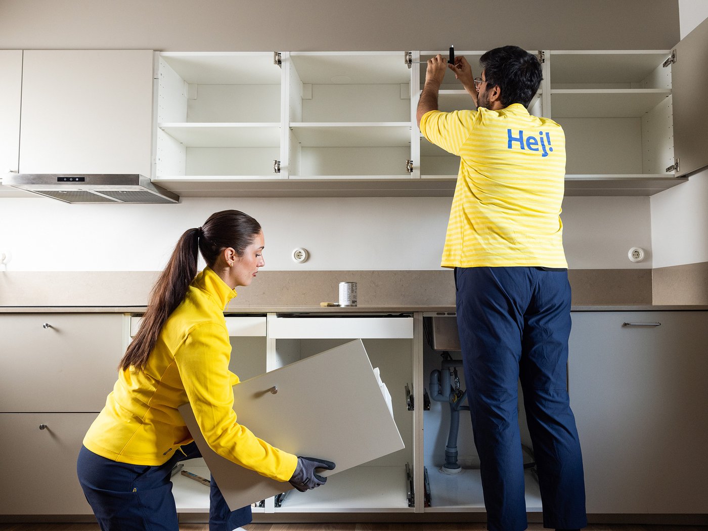 Ikke alle er vilde med at montere et nyt køkken, men det er vi.