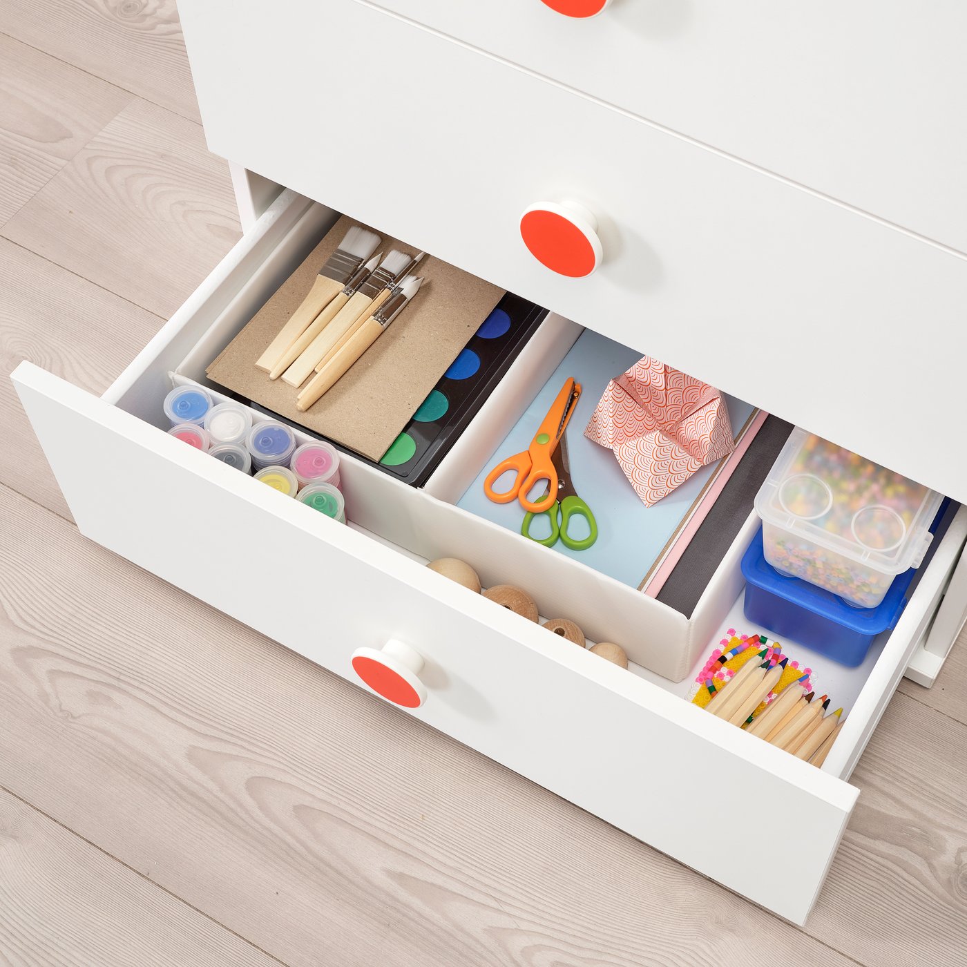 Commode GODISHUS à 3 tiroirs blanche avec fournitures d'art et d'artisanat dans le tiroir du bas