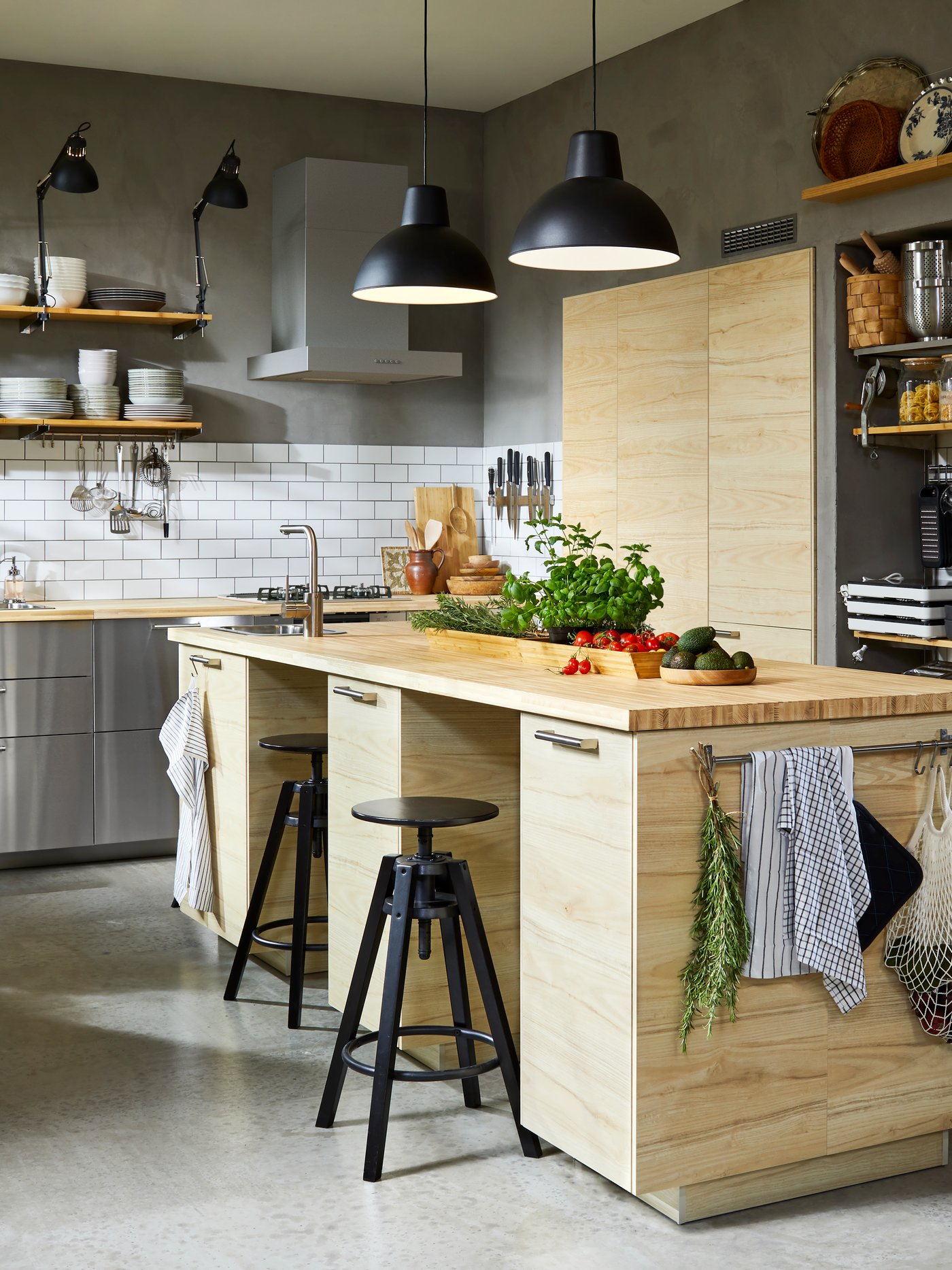 VARSTA kuchyně v industriálním stylu s akcentovými skříńkami ASKERSUND