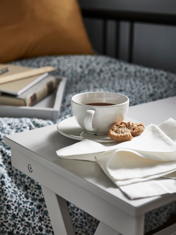 Der IKEA MARYD Tabletttisch ist der ideale Platz, um kleine Snacks und ein Glas Wasser griffbereit zu halten.