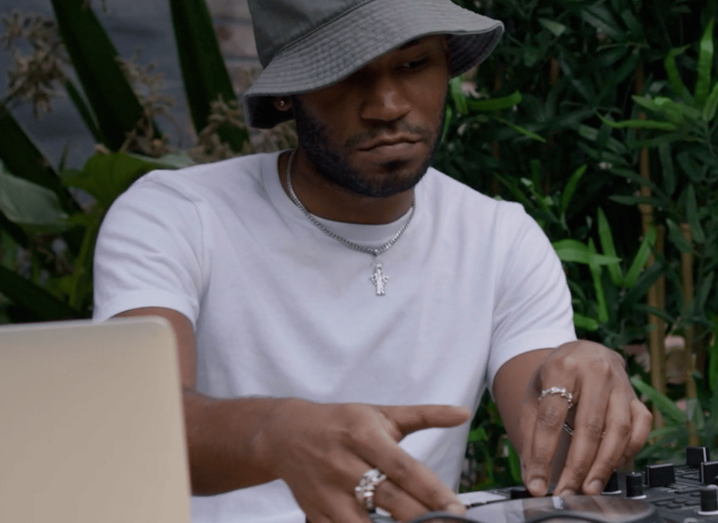 الدي جي ‪Kaytranada‬ في وحدة مزج الأصوات الخاصة به.