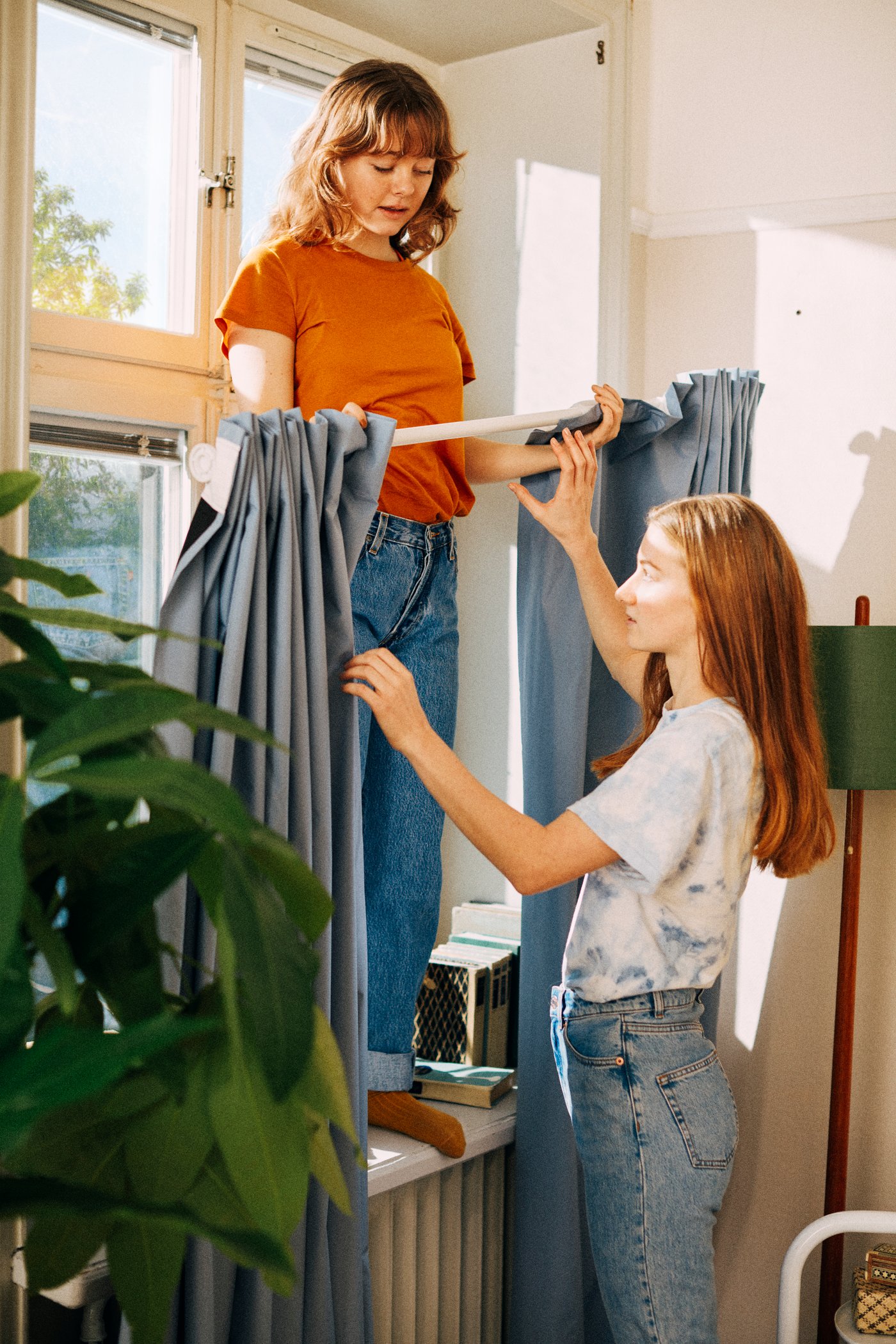 A white BOTAREN shower curtain rod in the bedroom