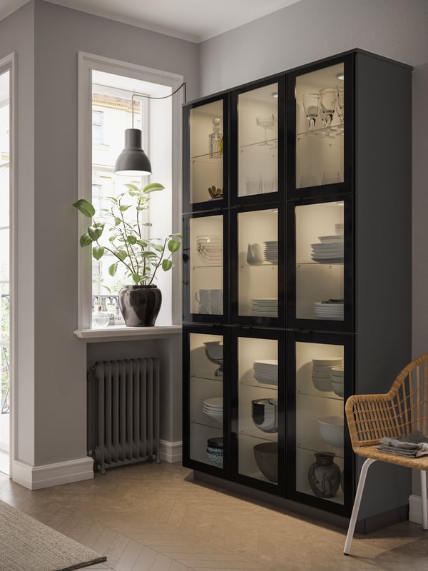 Kuchnia METOD z ciemnoszarymi drzwiami, frontami szuflad VOXTORP i gładko domykającymi się szufladami MAXIMERA. Obudowy szafek METOD wykończone białą folią melaminową. Drzwi, fronty szuflad VOXTORP wykończone folią. Szuflady MAXIMERA ze stali malowanej proszkowo i folii melaminowej. Dodano laminowany blat EKBACKEN imitujący beton.