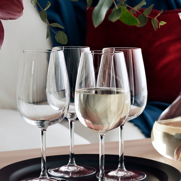Verres de vin posés sur un plateau