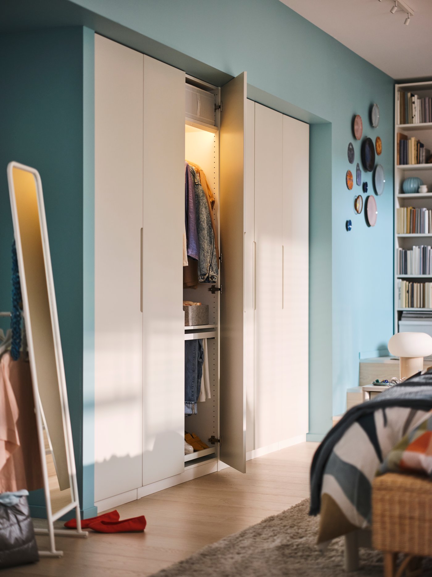 A white KNAPPER standing mirror in the bedroom