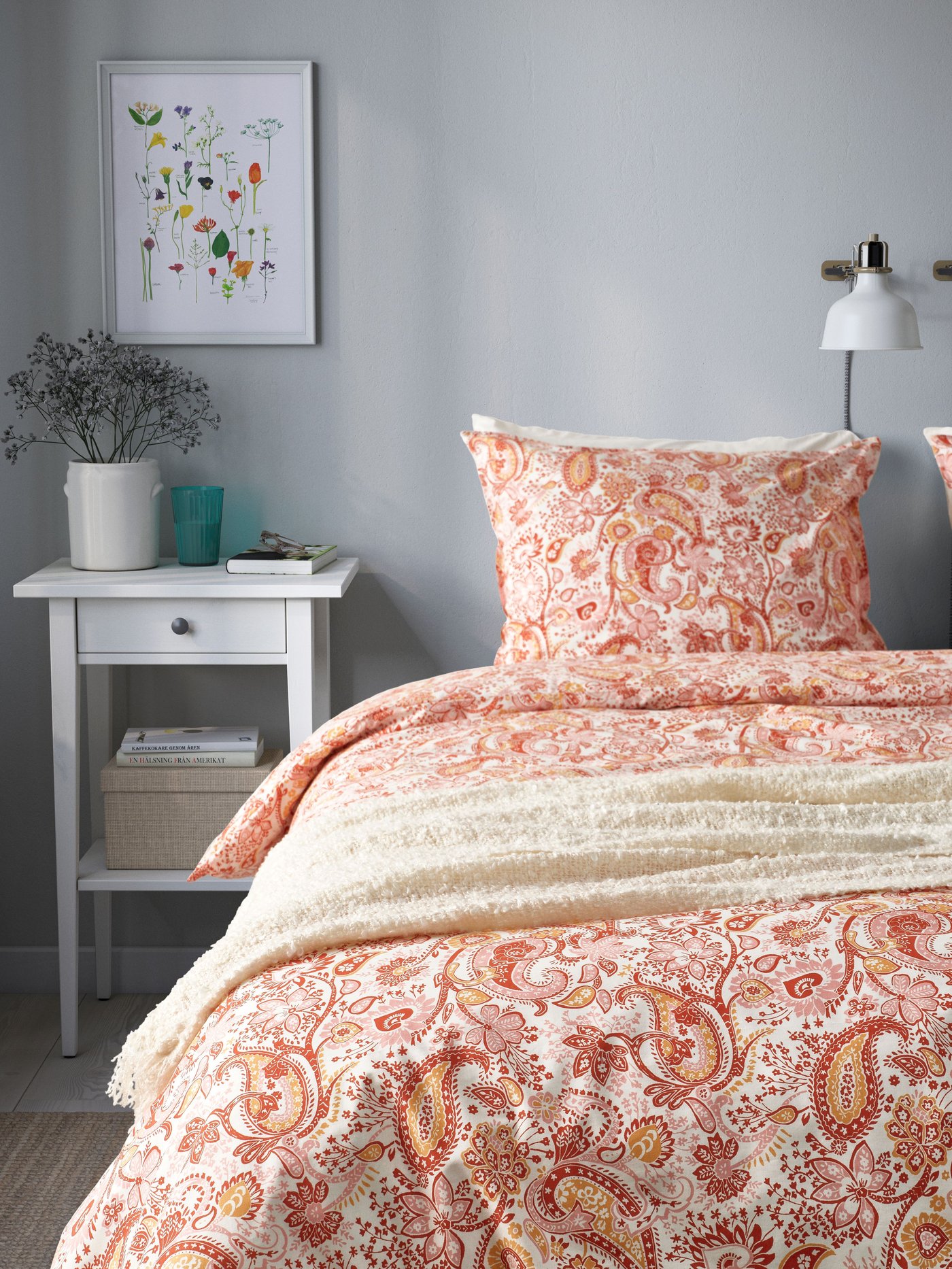 Una manta SANDBRODD de color blanc trencat.